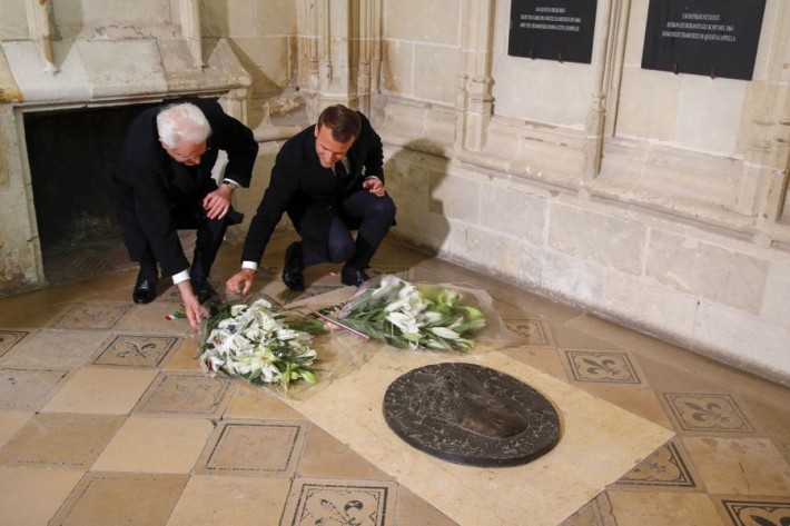 Les-deux-presidents-deposent-une-gerbe-de-fleurs-sur-la-tombe-de-Leonard-de-Vinci-dans-la-chapelle-Saint-Hubert-du-chateau-d-Amboise
